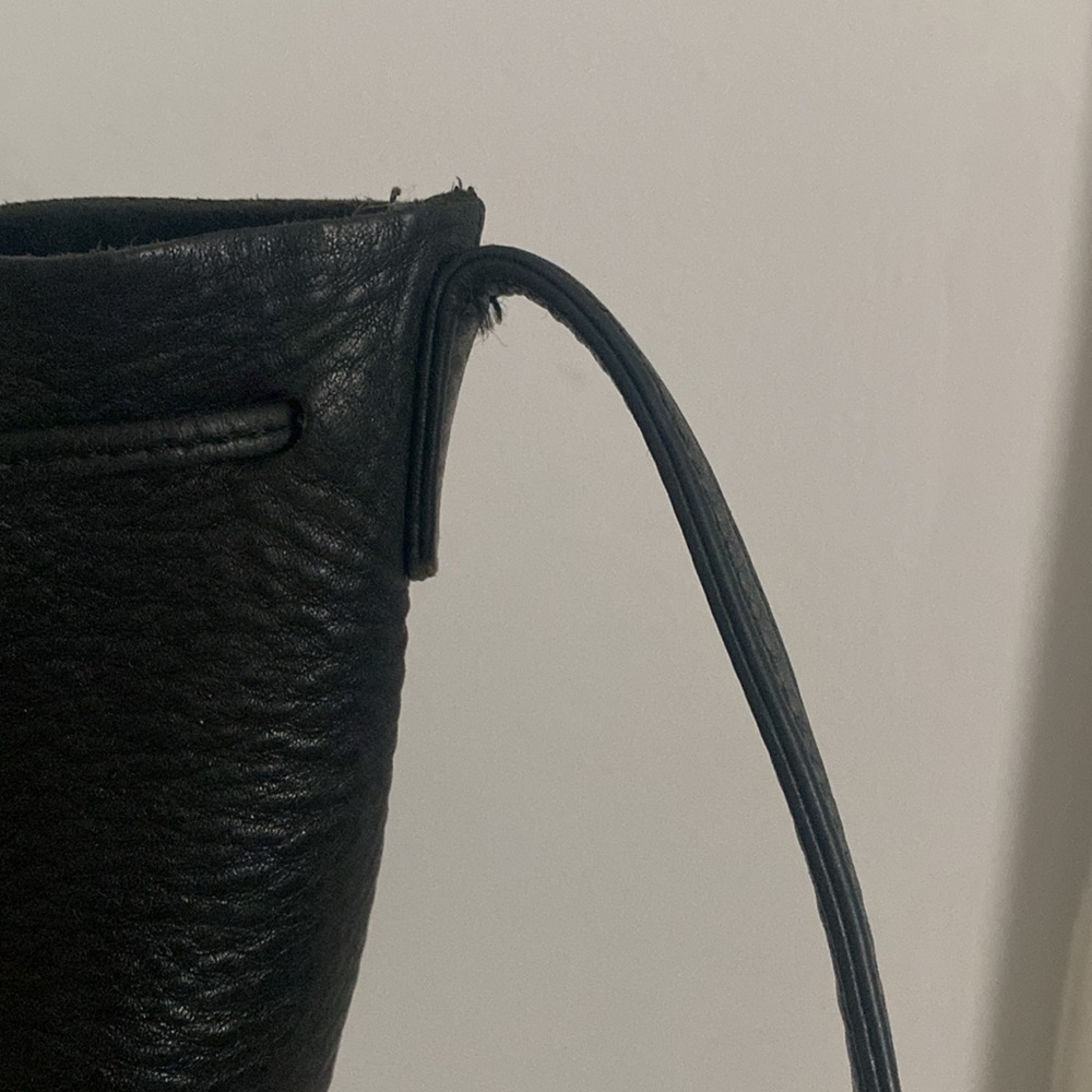 BAGGU Black Crossbody Bag with Sleek Design - Picture 6 of 9